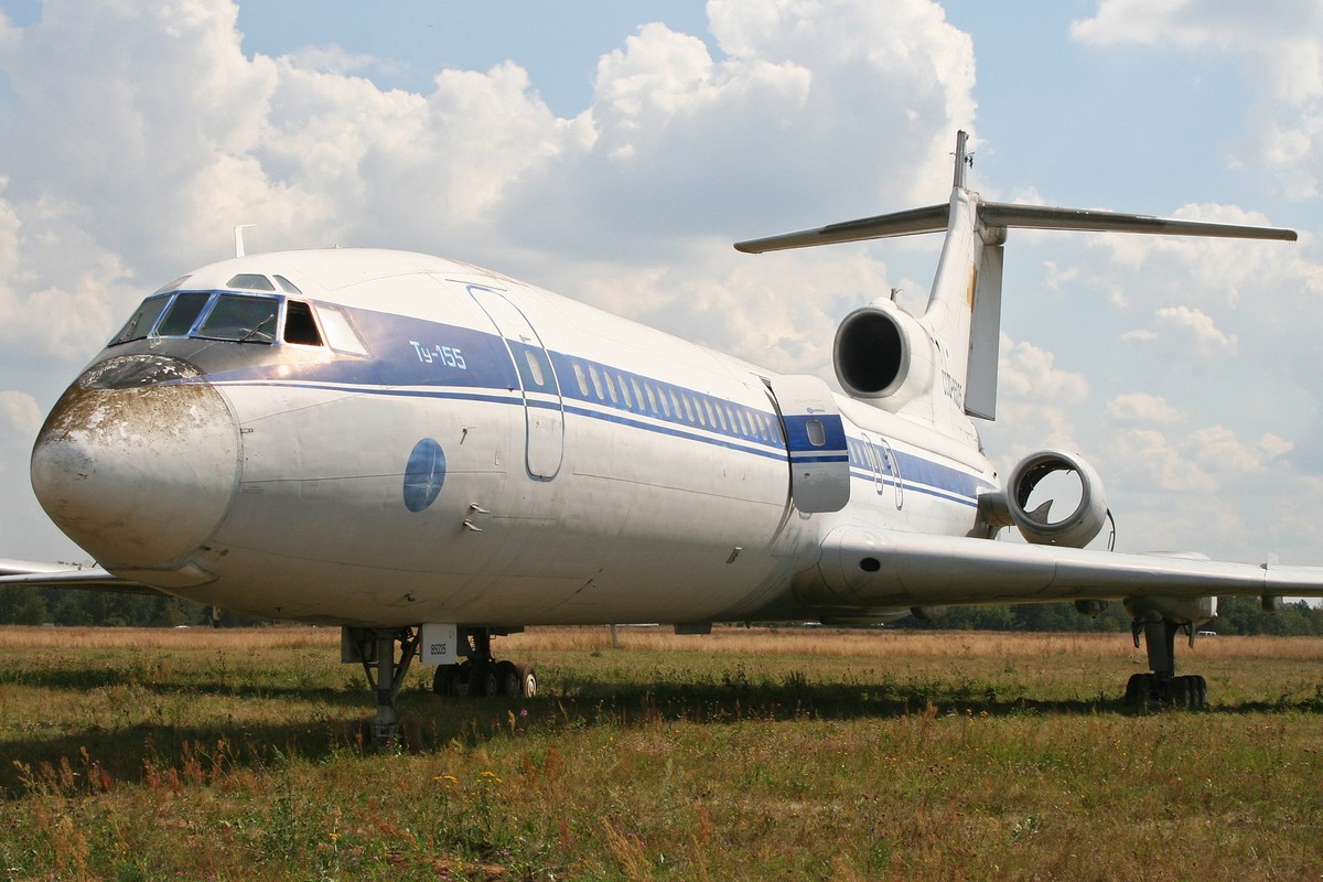 Le Tupolev Tu-155 est le premier avion expérimental à fonctionner à l'hydrogène liquide. Le premier vol a eu lieu le 15 avril 1988.