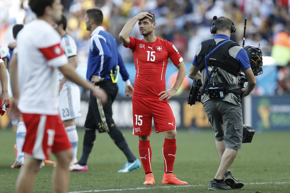 Blerim Dzemaili est inconsolable après son occasion face à l'Argentine, en 8e de finale du Mondial 2014.