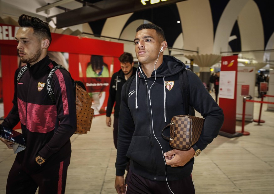 Los jugadores del Sevilla viajan a Rumania para disputar el partido de Europa League ante el Cluj. En la imagen, Diego Carlos y Ocampos. Sevilla players travel to Romania to play the Europa League mat ...