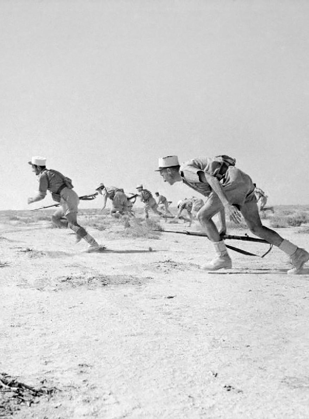 Fremdenlegionäre greifen an, Bir Hacheim, 1942.
https://commons.wikimedia.org/wiki/File:Free_French_Foreign_Legionnairs.jpg