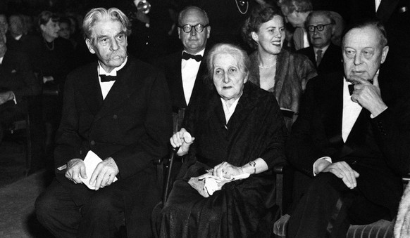 Albert Schweitzer (l.) mit seiner Frau Helene bei der Übergabe des Friedensnobelpreises 1952 im Jahr 1954.
