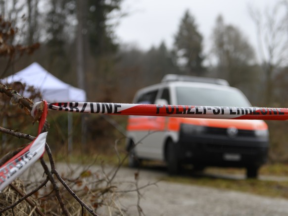 Ein Absperrband der Polizei am Rande des Koenizbergwaldes, am Mittwoch, 2. Februar 2022, in Niederwangen. Der leblose Koerper eines achtjaehrigen Maedchens ist am Dienstagabend im Koenizbergwald in de ...