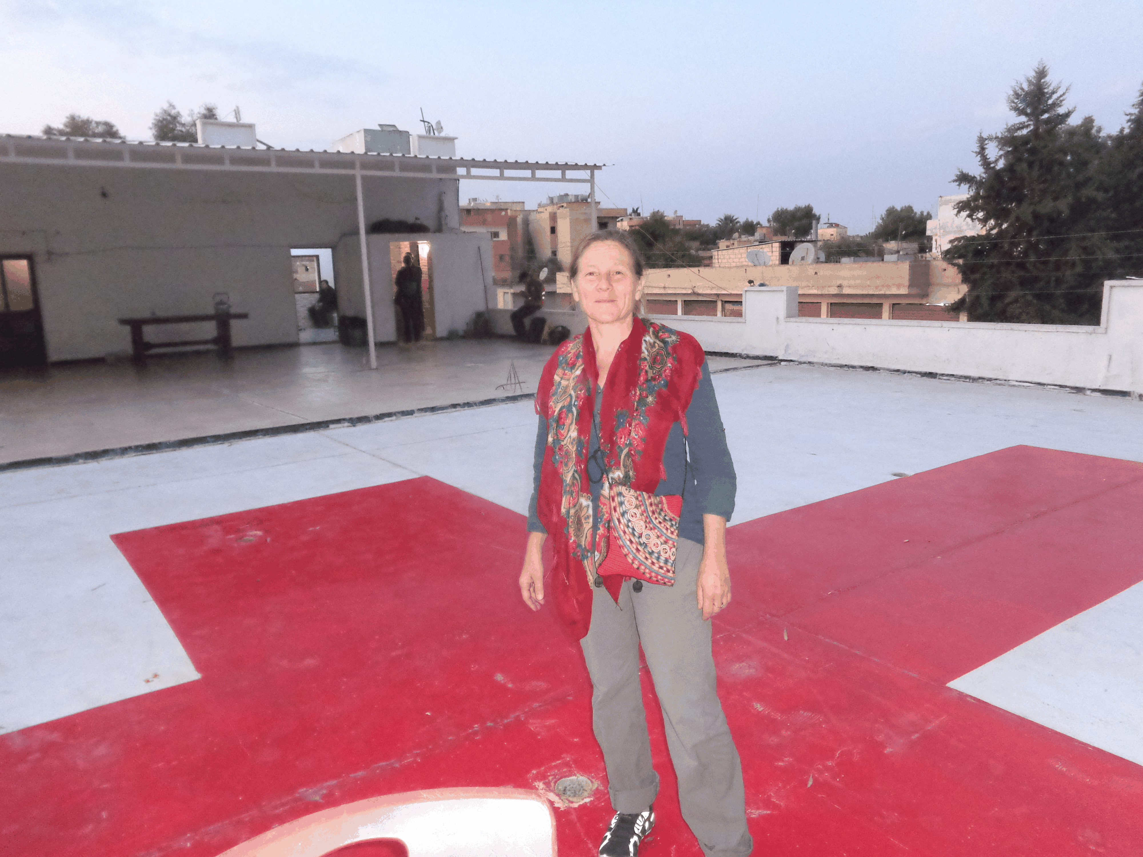 Die Schweizer Ärztin Maja Hess auf dem Dach des Traumastützpunkts in Tell Tamir. 