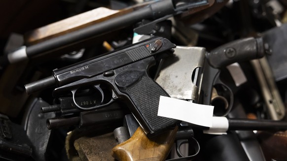 Pistolen liegen in einer Tonne bei der Abgabestelle fuer Waffen und Munition, am Samstsag, 4. Mai 2024 in Granges-Paccot bei Fribourg. Die Kantonspolizei Fribourg organisiert an drei Samstagen eine Ak ...