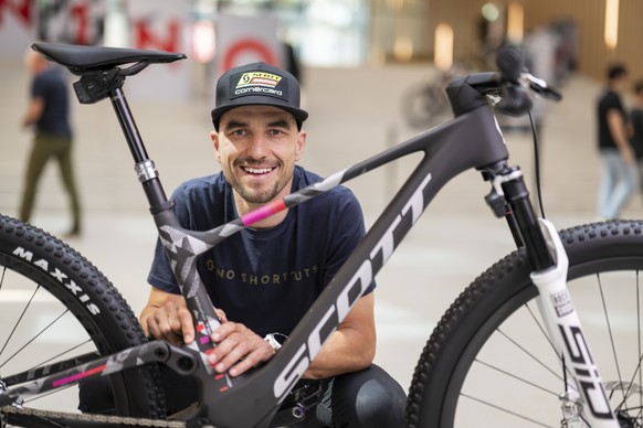 Mountainbiker Nino Schurter posiert mit einer Replica des Bikes, das er in Paris fahren wird, am Hauptsitz des Bikeherstellers Scott, am Montag, 10. Juni 2024 in Givisiez. Schurter ist Olympiasieger i ...