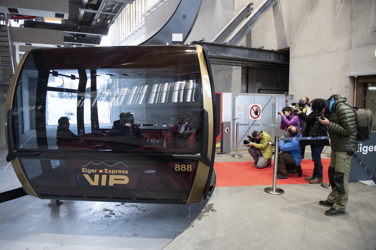 Journalisten fotografieren die VIP Gondel anlaesslich eines Medienanlasses zur Eroeffnung der neuen 3S-Bahn Eiger Express, am Freitag, 4. Dezember 2020, in Grindelwald Grund. Das 480 Millionen Franken ...