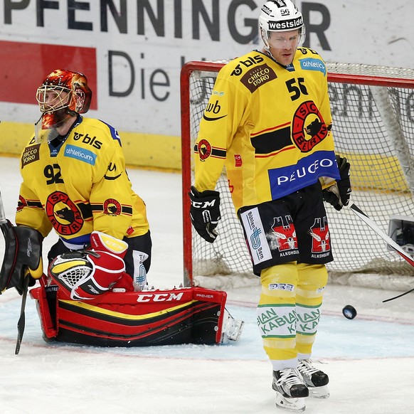 Helbling und Goalie Schwendener nach dem Tor zum 0:1.