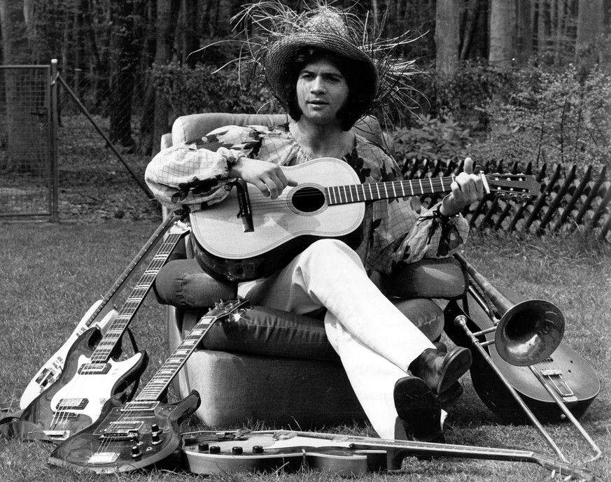 ARCHIV - 30.04.1972, Hessen, Heusenstamm: Costa Cordalis sitzt mit einigen seinen Musikinstrumenten im Garten seines Reihenhauses in Heusenstamm bei Frankfurt am Main.v (KEYSTONE/DPA/Heinz Wieseler)