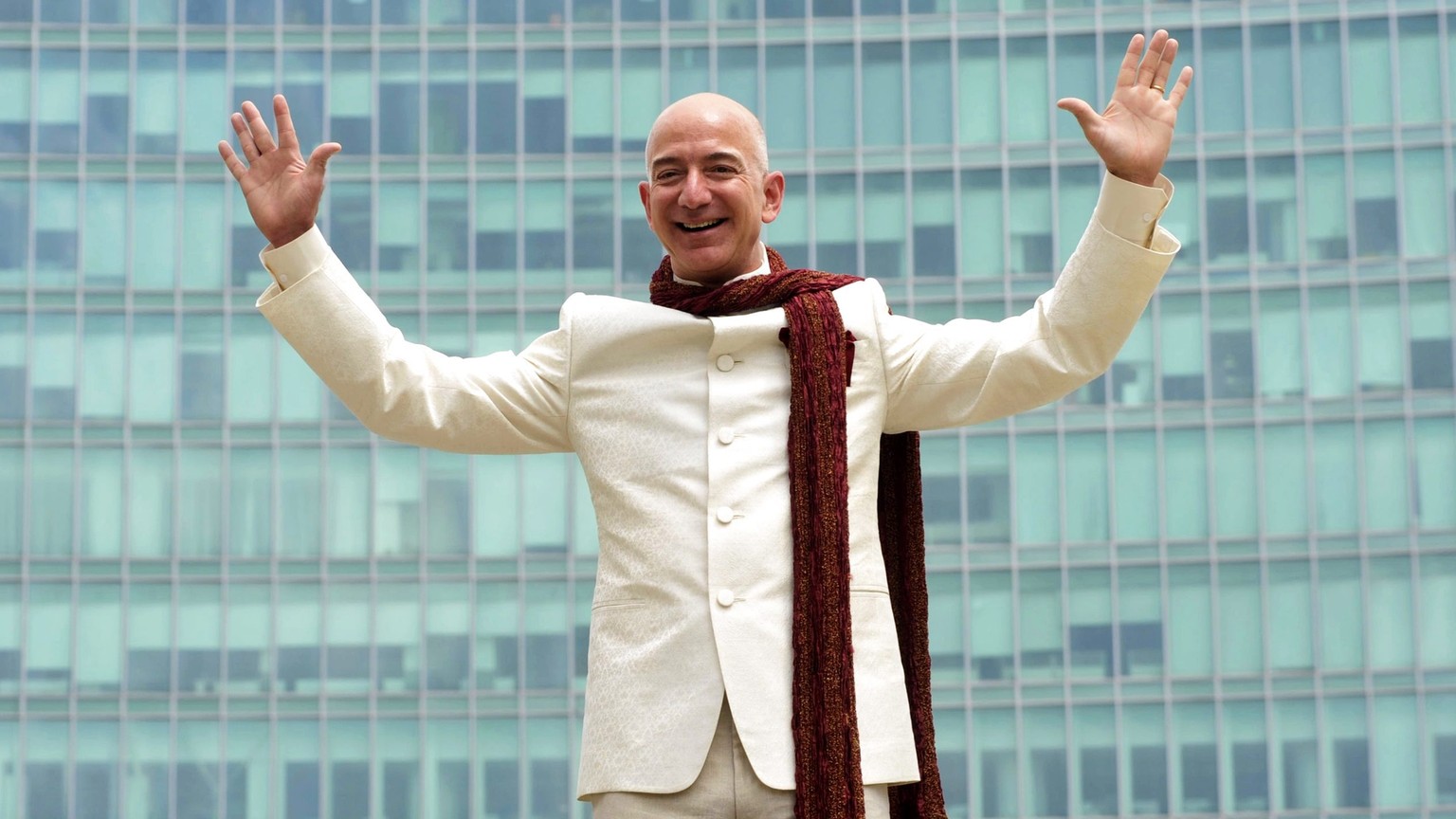 epa04421429 Jeff Bezos, Founder and Chief Executive Officer of Amazon.com, waves for a photograph in Bangalore, India, 28 September 2014. Bezos is promoting Amazon's investment in kitty for India. Ama ...