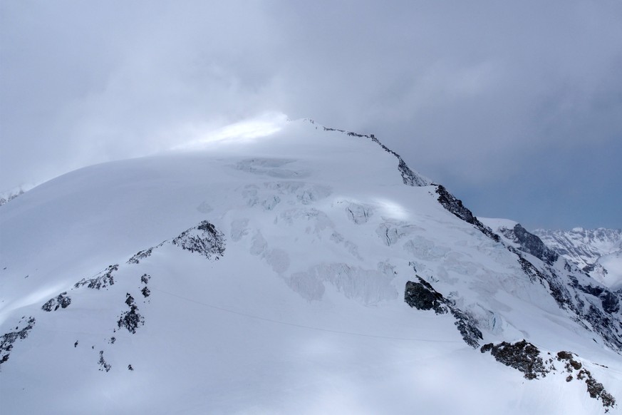 HANDOUT - 14 Skitourenfahrer sind am Sonntag, 29. April 2018 oberhalb von Arolla VS, in der Region &quot;Pigne d&#039;Arolla&quot;, in eine Schlechtwetterfront geraten und mussten die Nacht im Freien  ...