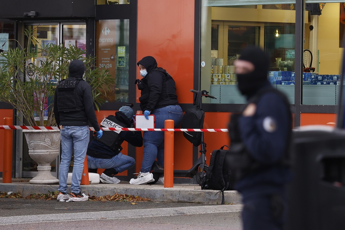 epaselect epa13325497 French police inspect the scene of a shooting in Trappes, near Paris, France, 23 October 2026. One person was killed and four others were injured after a gunman opened fire from  ...