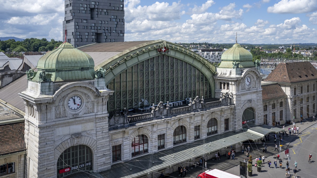 Der Bahnhof SBB, vorne und das Meret Oppenheim Hochhaus (MOH), hinten, in Basel, am Mittwoch, 25. Mai 2022. Aktuell erstellt die SBB Bauwerke fuer erste Angebotsverbesserungen der trinationalen S-Bahn ...