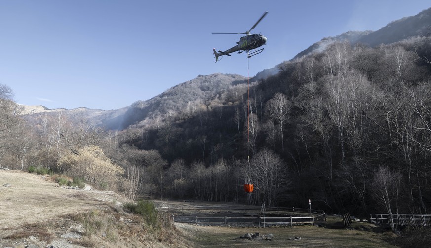 Loescharbeiten auf dem Monte Ferraro, am Samstag, 3. Februar 2024. Im Kanton Tessin war am Freitagabend ein grosser Waldbrand ausgebrochen. Betroffen war ein grosses Waldgebiet in der Region Malcanton ...