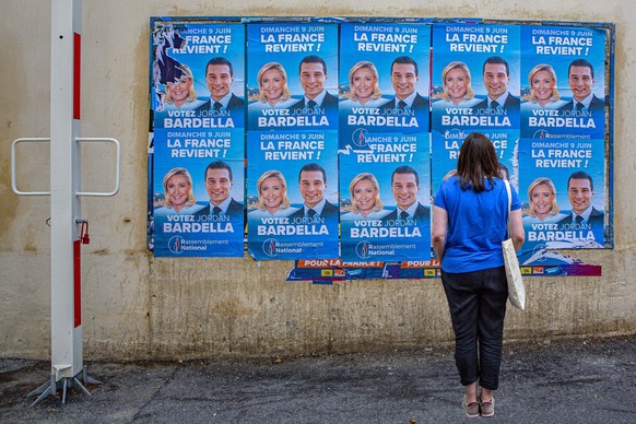 Wahlplakate zur Europawahl am 9. Juni 2024 sind in der Nähe von Saint Remy de Provence DÃ partement Bouches-du-RhÃ ne Frankreich zu sehen. Jordan Bardella * 13. September 1995 in Drancy, DÃ partement  ...
