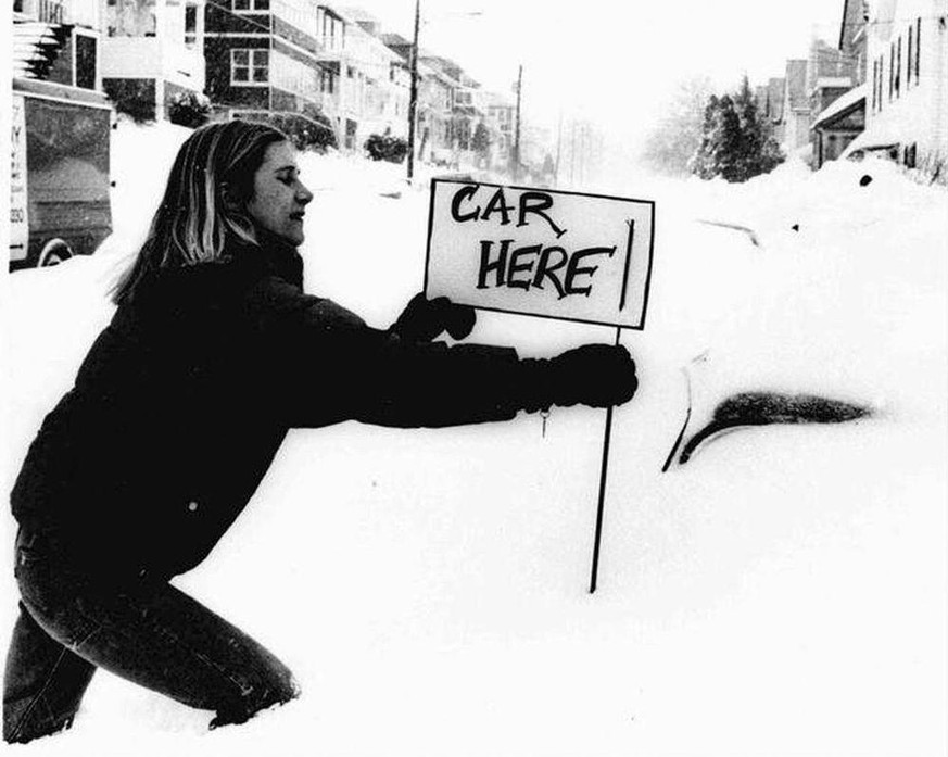 Bonnie Alexandre befestigt ein Schild an der Antenne ihres Autos in Boston, damit die Schneepflüge nicht reinkrachen.