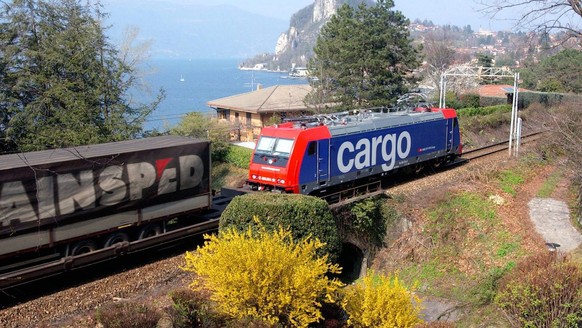 Ein Gueterzug gezogen von einer SBB Zweisystemlokomotive Re 484, aufgenommen bei Luino (I) am Lago Maggiore, undatiert. SBB Cargo hat zwoelf neue Zweistromloks in Betrieb genommen, die sowohl in der S ...