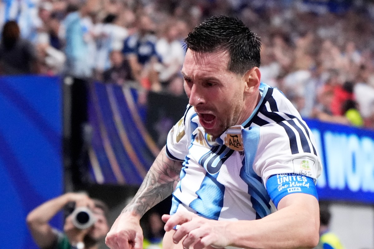 Argentina's Lionel Messi (10) celebrates after scoring his side's second goal during the World Cup round of 16 soccer match between Argentina and Egypt in Atlanta, Tuesday, July 7, 2026. (AP ...