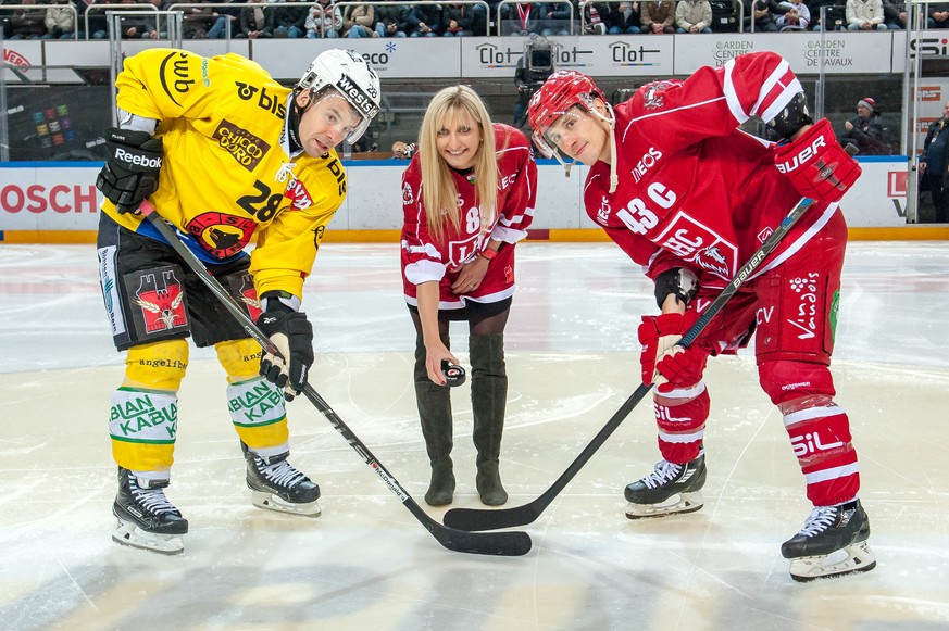 Timea Bacsinszky procedera au puck drop avec lausannois John Gobbi, droit et bernois Martin Pluess, gauche, lors de la rencontre du championnat suisse de hockey sur glace de National League, LNA, entr ...