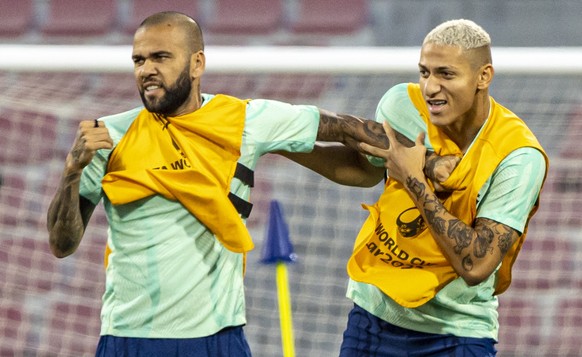 epa10332310 Brazil&#039;s Dani Alves (L) and Richarlison (R) in action during a training session of the national soccer team of Brazil in Doha, Qatar, 27 November 2022. Brazil will face Switzerland in ...