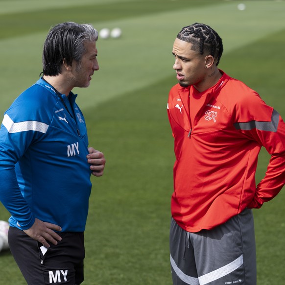 Chefcoach Murat Yakin, links, diskutiert mit Noah Okafor waehrend einem Training, am Dienstag, 19. Maerz 2024 in Cartagena, Spanien. Die Schweizer Fussball Nationalmannschaft befindet sich vom 18.3.20 ...