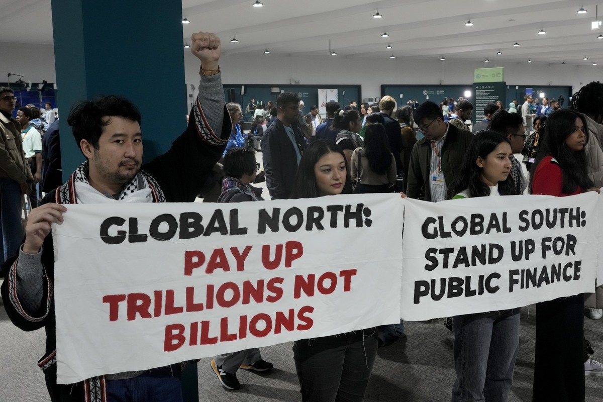 Activists demonstrate for climate finance at the COP29 U.N. Climate Summit, Wednesday, Nov. 20, 2024, in Baku, Azerbaijan. (AP Photo/Rafiq Maqbool)