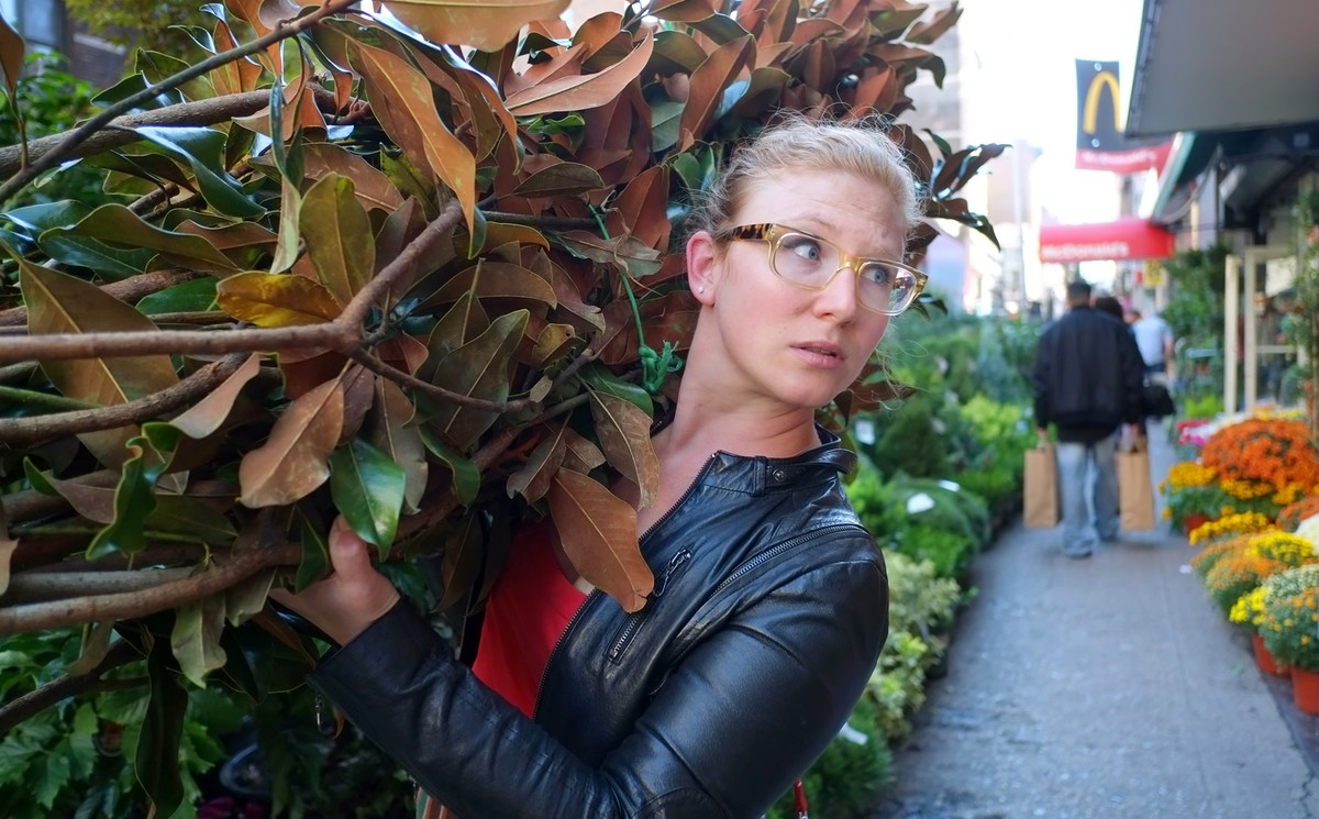 Tapfer dekoriert Alley die Hochzeiten anderer.