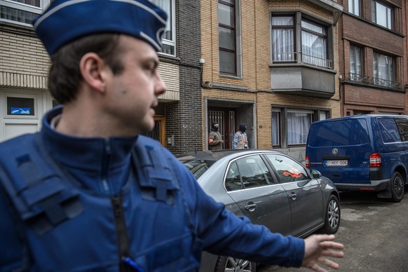 epa05227325 Belgian police secure a house at 64 Busselenberg street in the district of Anderlecht-Brussels, during a police serach, Brussels, Belgium, 23 March 2016. Security services remain on high a ...