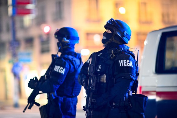 epa08794208 Austrian police men guard The Wiener Staatsoper (Vienna State Opera) after a shooting near the Stadttempel&#039; synagogue in Vienna, Austria, 02 November 2020. According to recent reports ...