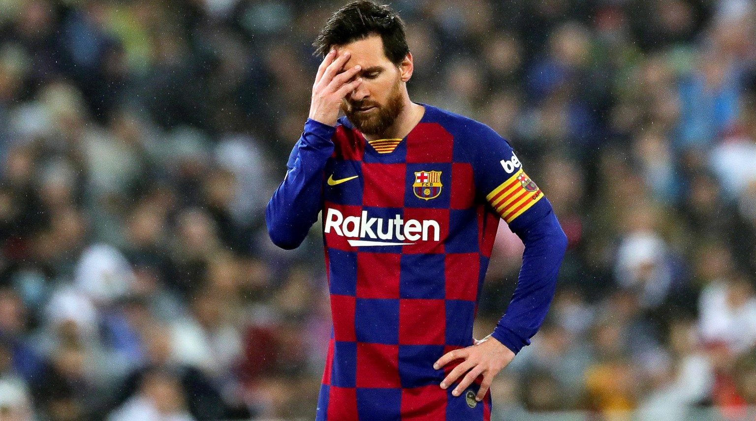 epa08263329 FC Barcelona&#039;s Lionel Messi reacts during the Spanish La Liga soccer match between Real Madrid and FC Barcelona, traditionally known as &#039;El Clasico&#039;, at Santiago Bernabeu st ...