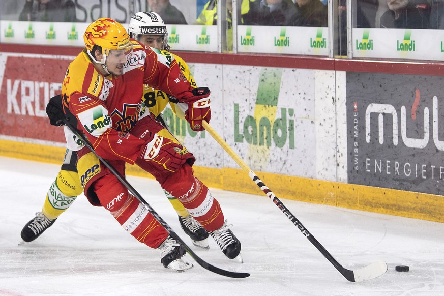 Biels Damien Brunner, links, im Duell mit Berns Eric Blum im sechsten Eishockey Playoff-Halbfinalspiel der National League zwischen dem EHC Biel und dem SC Bern, am Samstag, 6. April 2019, in der Tiss ...