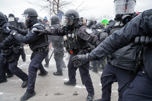epa12652623 Minneapolis Police Department officers face off with protesters during an anti-ICE protest outside of the Whipple Federal Building in Fort Snelling, Minnesota, USA, 15 January 2026. As par ...