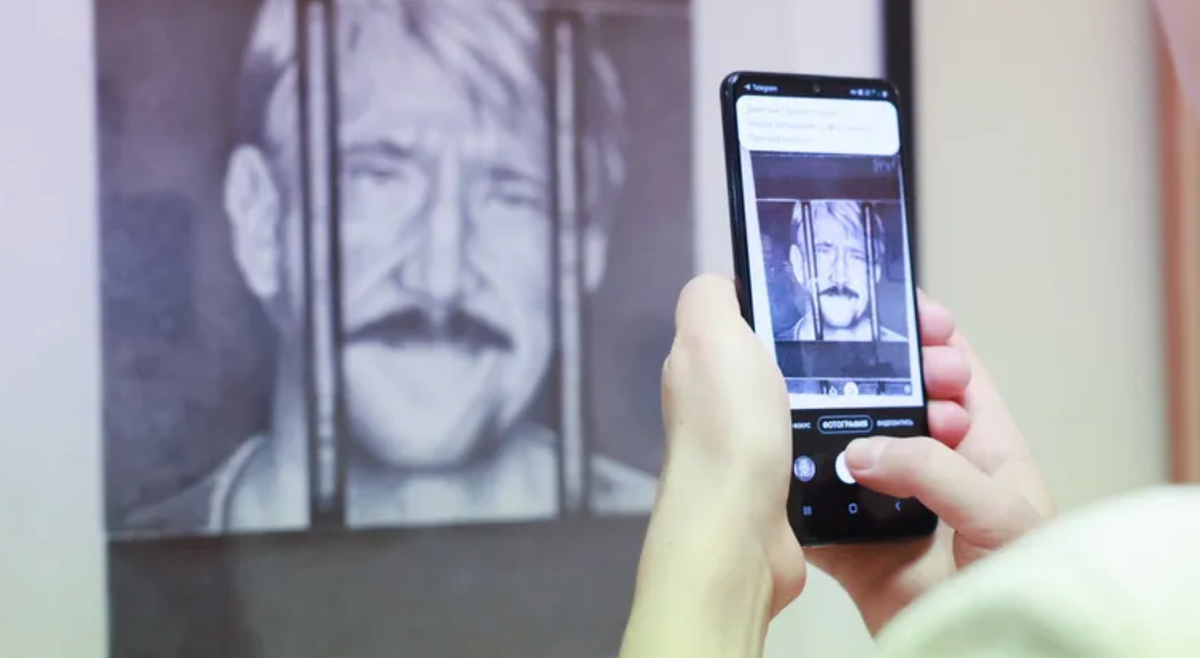 Un autoportrait de Viktor Bout au Conseil de la Fédération russe à Moscou: l'autorité a récemment montré plusieurs dessins au crayon et au stylo à bille du marchand d'armes.