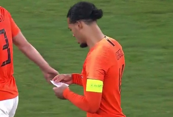 Van Dijk studiert den Spickzettel von Koeman.