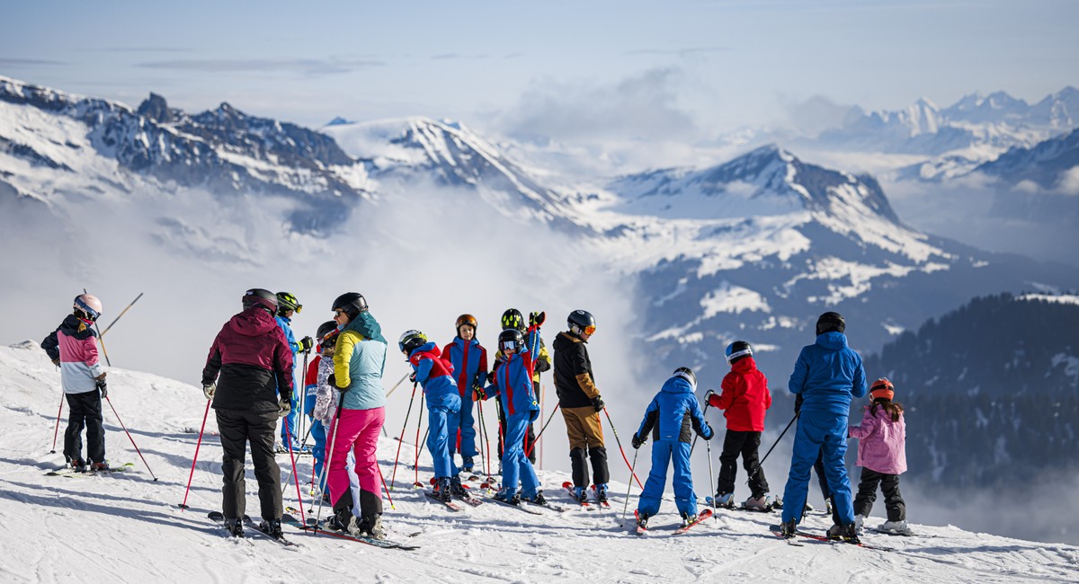 Pendant les vacances d'hiver, de nombreuses familles suisses continuent d'affluer vers les stations de ski.