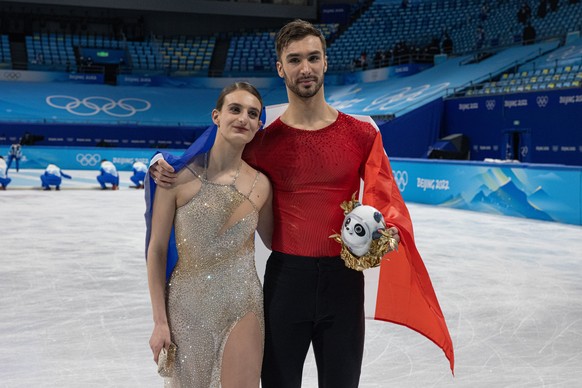 epa09754813 Gold medalists Gabriella Papadakis and Guillaume Cizeron of France pose for photos during the awarding ceremony of the Ice Dance Free Dance of the Figure Skating events at the Beijing 2022 Olympic Games, Beijing, China, 14 February 2022.  EPA/ROMAN PILIPEY
