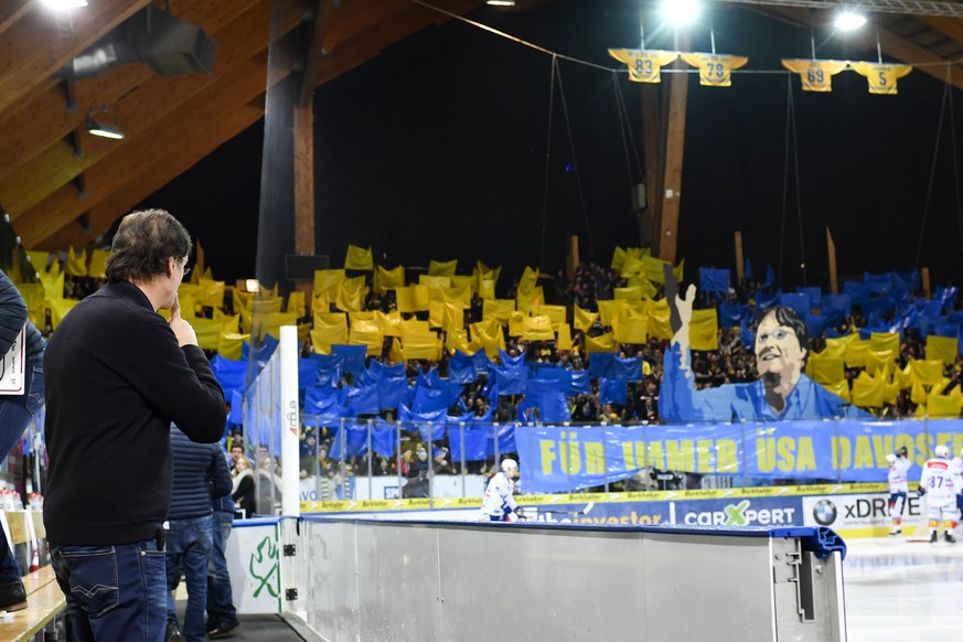 ZSC Cheftrainer Arno Del Curto begutachtet die Choreo der Davoser Ostkurve zur Ehrung seiner Jahre als Trainer des HC Davos, beim Eishockey-Qualifikationsspiel der National League A zwischen dem HC Da ...