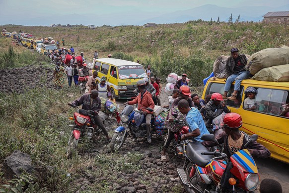 epaselect epa11842340 Internally displaced persons from the town of Minova arrive in Nzulo camp, North Kivu, Democratic Republic of Congo, 21 January 2025. They fled Minova, a commercial hub on the we ...