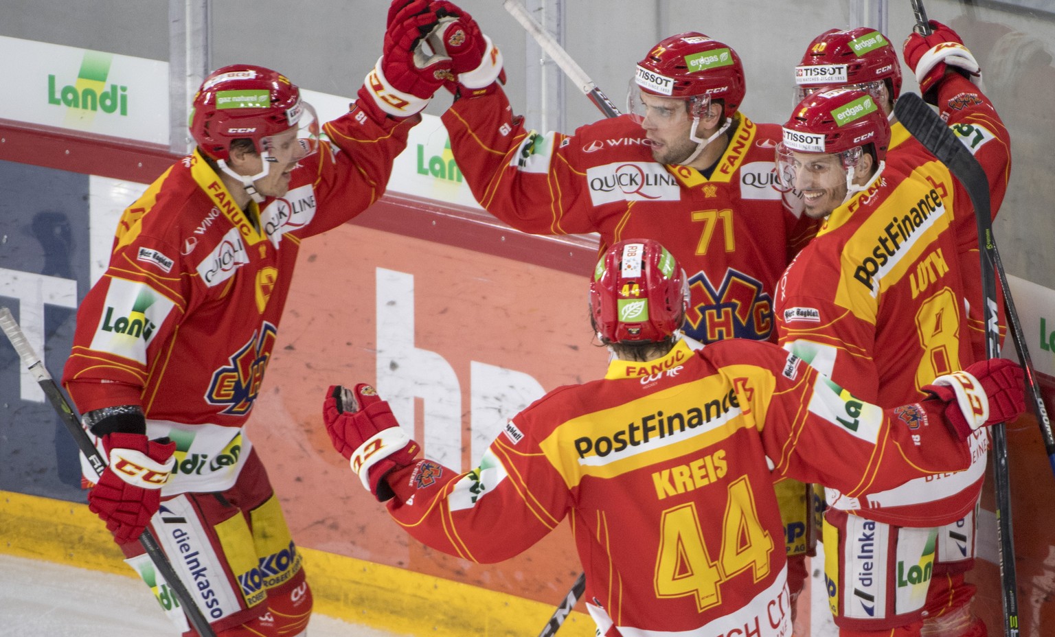 Biels Anssi Salmela, Samuel Kreis, Julian Schmutz, Fabian Luethi, Jan Neuenschwander, von links, jubeln, waehrend dem Meisterschaftsspiel der National League, zwischen dem EHC Biel und dem HC Genf-Ser ...