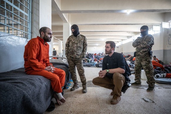 Alex Kühni 2019 im Gespräch mit einem gefangenen IS-Terroristen in einem Gefängnis in Syrien.
