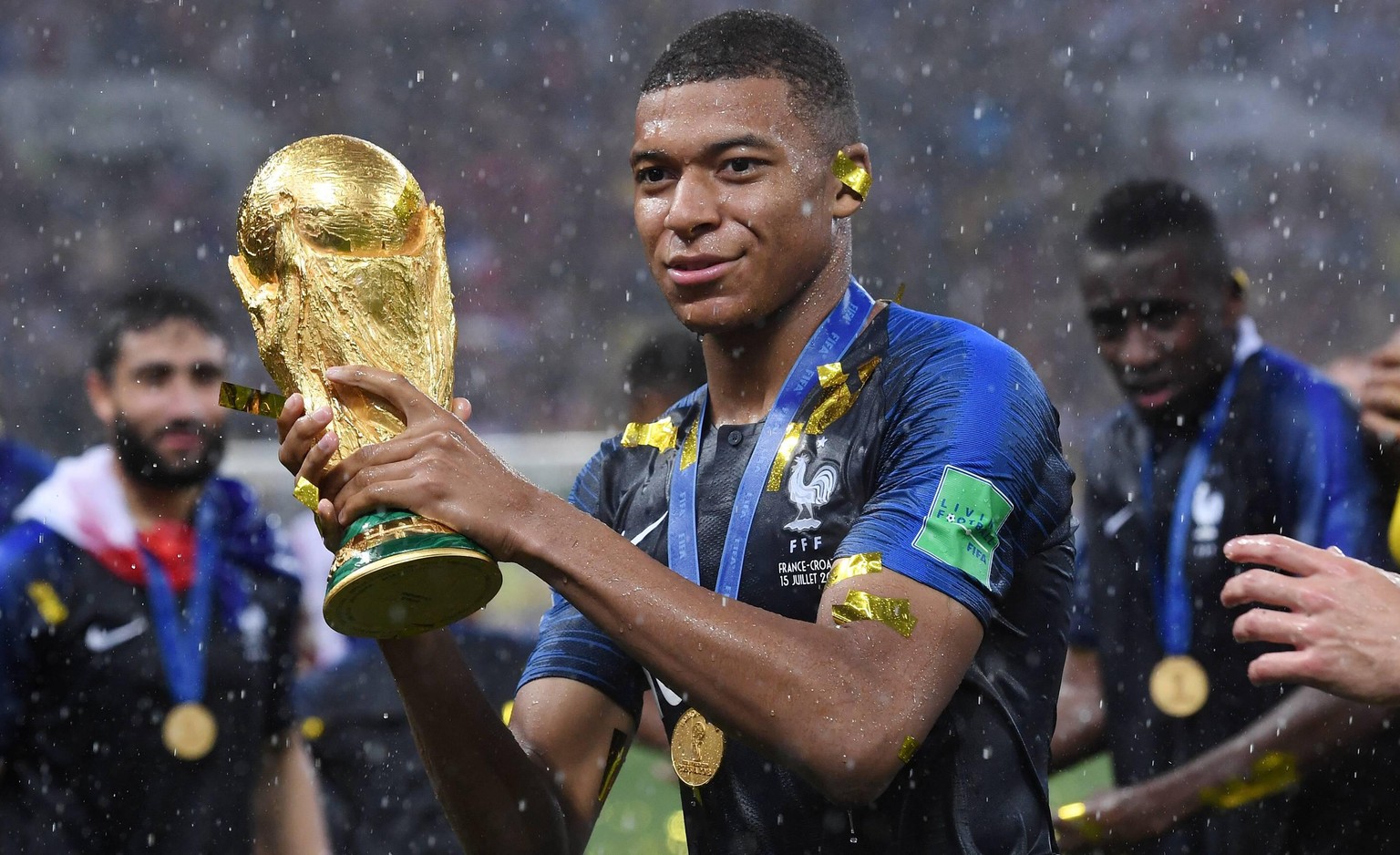 FUSSBALL WM 2018 FINALE ------- Frankreich - Kroatien 15.07.2018 JUBEL Weltmeister Frankreich; Kylian Mbappe mit dem Pokal *** FIFA World Cup 2018 FINALE France Croatia 15 07 2018 JUBEL World Champion ...