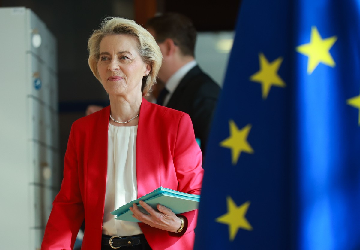 epa12121291 European Commission President Ursula von der Leyen arrives for the weekly College meeting of EU Commissioners, in Brussels, Belgium, 21 May 2025. EPA/OLIVIER HOSLET
