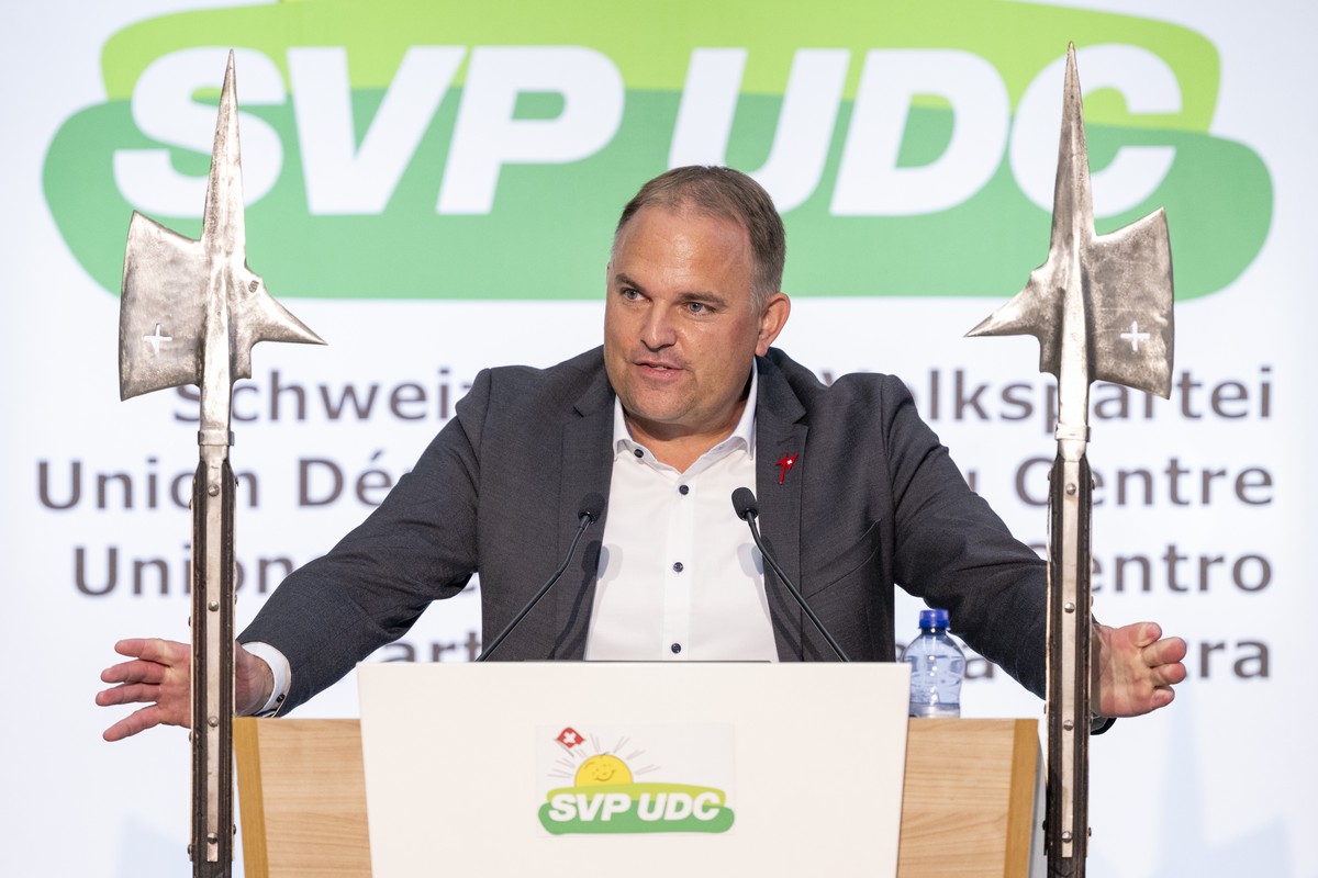 Der Praesiedent der SVP Schweiz, Marcel Dettling bei einer Rede, anlaesslich der Delegiertenversammlung der SVP Schweiz vom Samstag, 22. August 2026 in der Waldmannhalle in Baar. (KEYSTONE/Urs Flueele ...