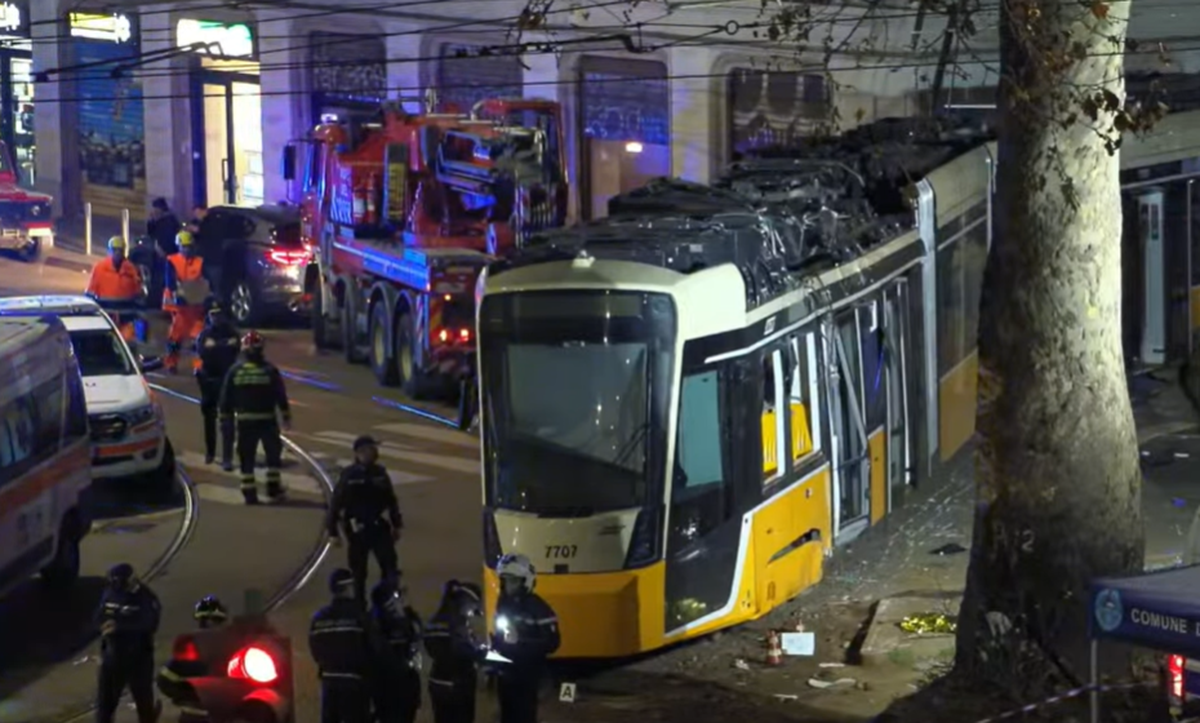 Ein Tram der Thurgauer Firma Stadler ist in Mailand entgleist.