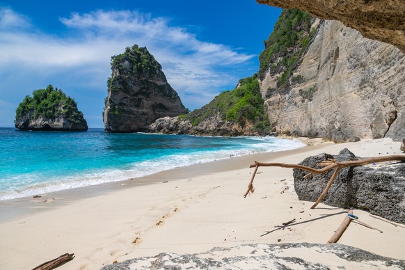 Der schöne Sandstrand (Diamond Beach) mit Felsgebirgen und klarem Wasser in Nusa Penida, Bali, Indonesien