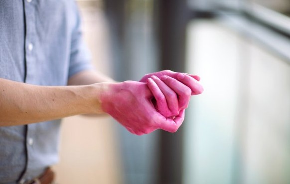 Ein pinkes Mittel soll dazu beitragen, dass jeder sich die Hände noch gründlicher desinfiziert.