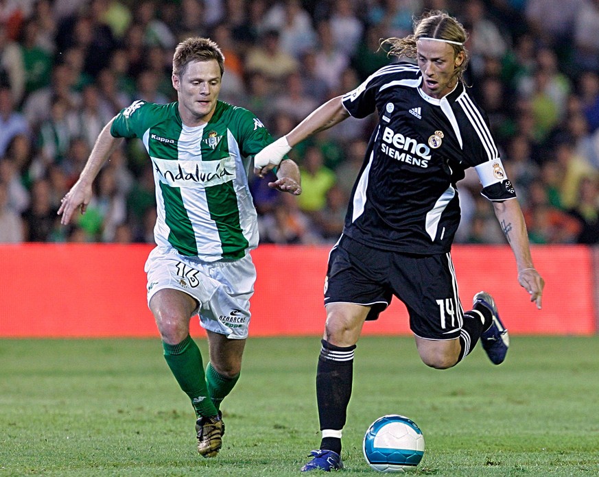 Real Madrid player Guty, right, controls the ball against Betis Swiss player Johann Vogel during their Spanish league soccer match at Ruiz de Lopera stadium in Seville, Saturday Sept. 23, 2006. (KEYST ...