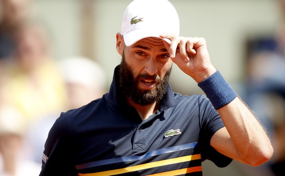 epa06773577 Benoit Paire of France plays Kei Nishikori of Japan during their men’s second round match during the French Open tennis tournament at Roland Garros in Paris, France, 30 May 2018. EPA/YOAN  ...