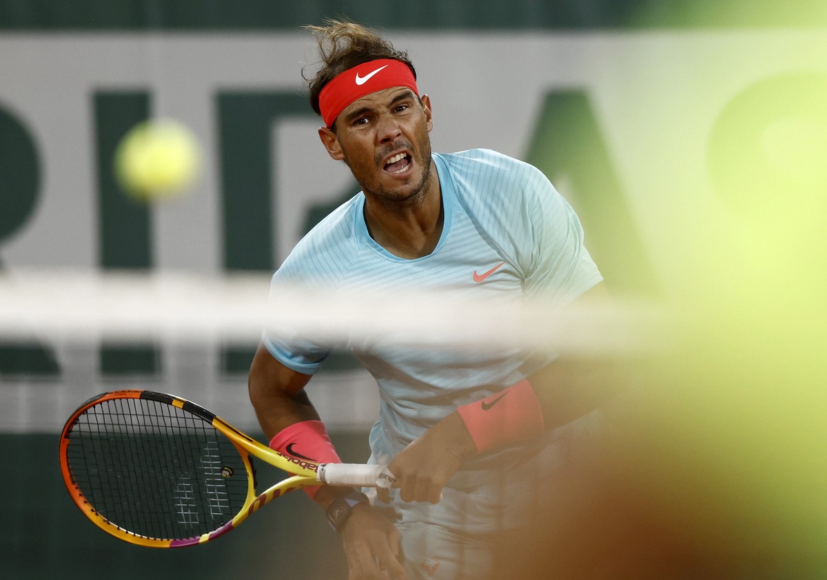 epaselect epa08725332 Rafael Nadal of Spain in action against Jannik Sinner of Italy during their men?s quarter final match during the French Open tennis tournament at Roland ?Garros in Paris, France, ...