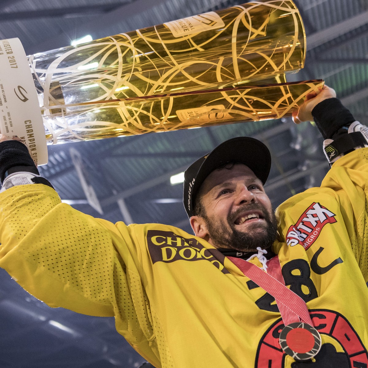 Der Berner Captain Martin Pluess stemmt den Meisterpokal und feiert mit seiner Mannschaft als Eishockey Schweizermeister nach demsechsten Eishockey Playoff-Finalspiel der National League A zwischen de ...