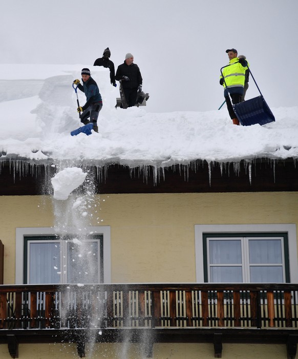 ABD0097_20190115 - ST.KOLOMAN - ÖSTERREICH: ++ THEMENBILD ++ Helfer schaufeln auf einem Dach in St. Koloman bei Salzburg, am Dienstag, 15. Jänner 2019. - FOTO: APA/BARBARA GINDL